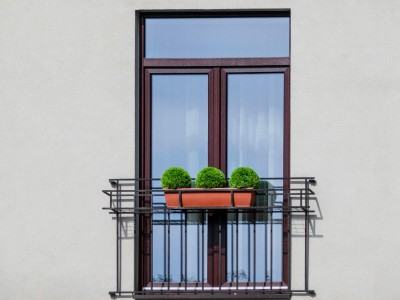 Richtig montierter und befestigter französischer Balkon