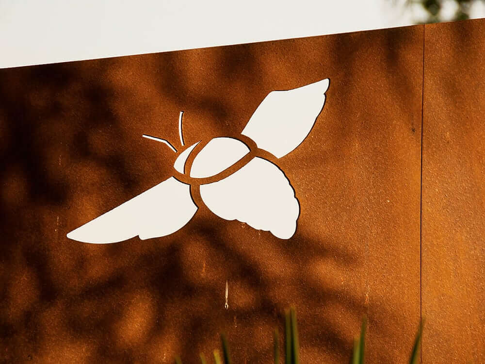 Cortenstahl mit Käfer-Dekoration im Garten